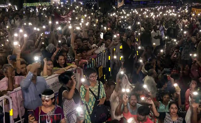 Doctors Stage Protest in Kolkata Against State's Puja Celebration!